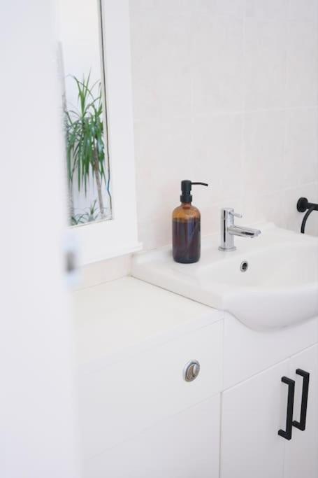 The Palm House Falmouth - Minutes From The Beach! Экстерьер фото